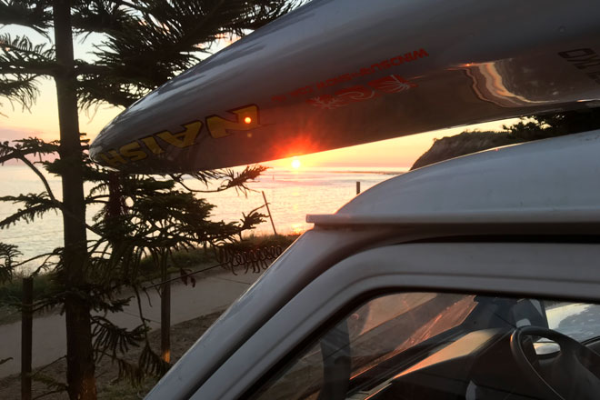 Van mit SUP Board bei Sonnenaufgang